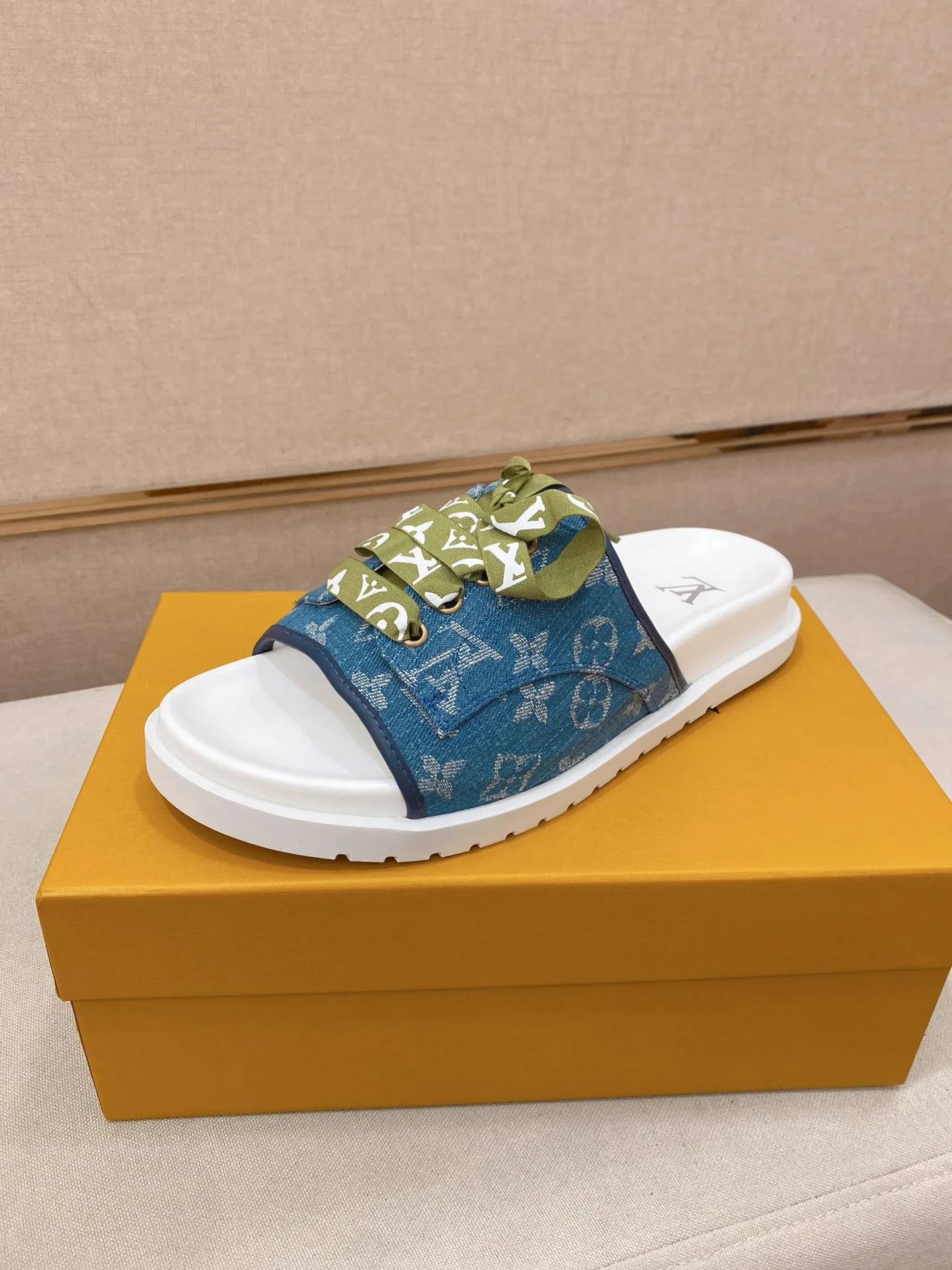 Men's shoes 💰: 340💰Made by LV🔍Top purchasing agents. Men's spring and summer slippers are available at the same counter. The uppers are imported cowhide from Italy, with logo graphics and high-quality craftsmanship. Soles: original soles specially provided by the original factory. Exclusive movable molded soles are super comfortable. Original goods follow orders. 🔍🔍High quality. You can enter and exit the counter at will. Welcome to compare. Size 38-44.